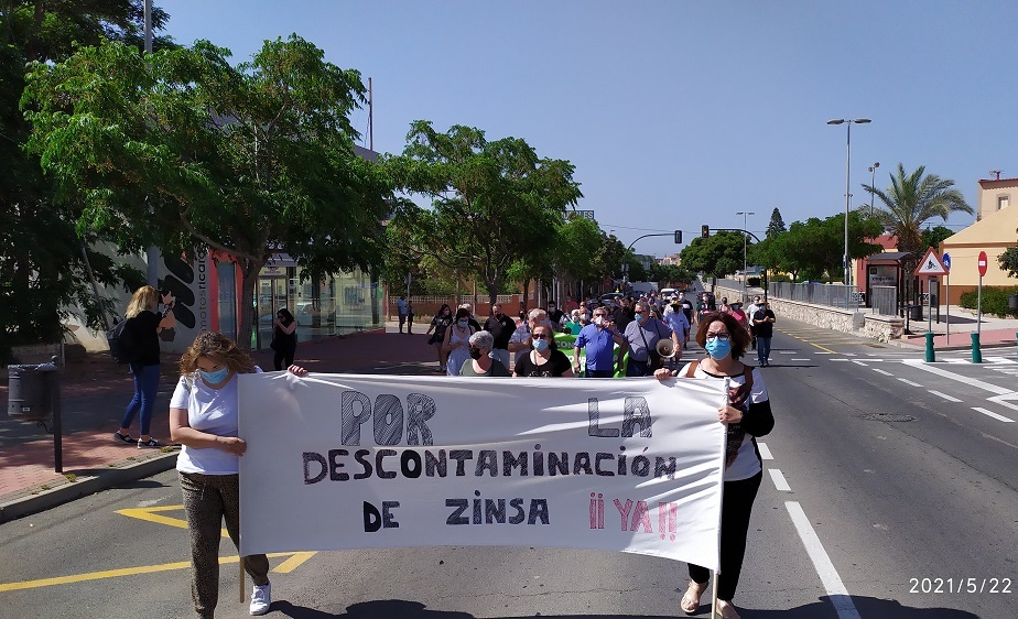 NUEVA MANIFESTACIÓN EN TORRECIEGA EXIGIENDO QUE LOS TERRENOS CONTAMINADOS Y RADIOACTIVOS DE ZINCSA, POR FIN, SE DESCONTAMINEN