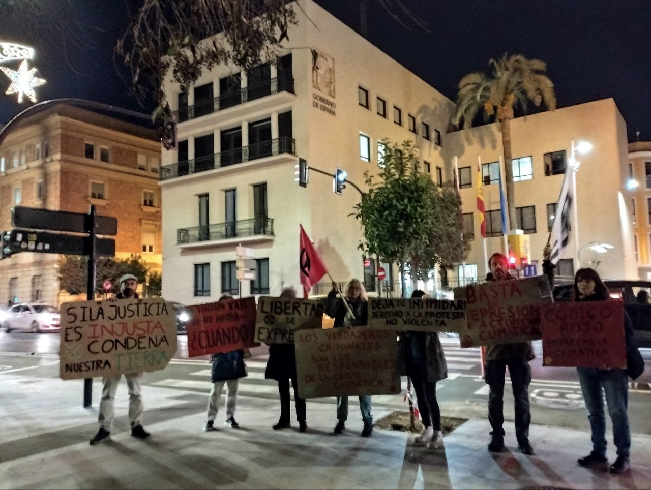 Extinction Rebellion Murcia y Antirrepresion RM se concentraron frente a Delegación de Gobierno en apoyo a las activistas de Futuro Vegetal