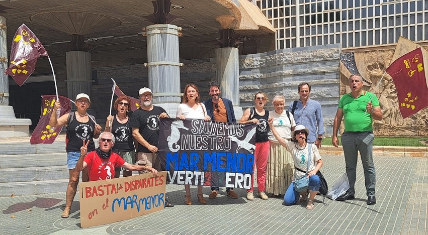 Se concentran en la Asamblea en el debate de investidura ante la amenaza de derogar la Ley del Mar Menor por parte del PP de Miras y Vox