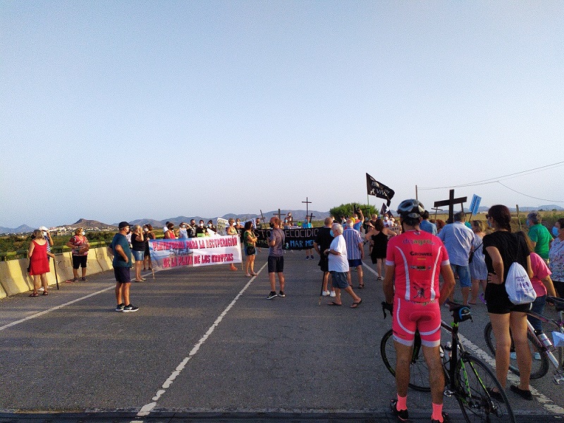 En Bahía Bella más de un centenar de personas manifestándose por el Mar Menor, incluso cortando la carretera exigen el cese de los vertidos