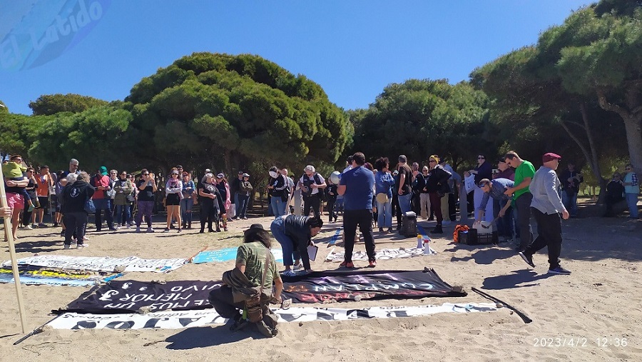 Multitud de personas se concentran en Cala del Pino, para evitar mas construcciones en el Mar Menor que agravarán su estado