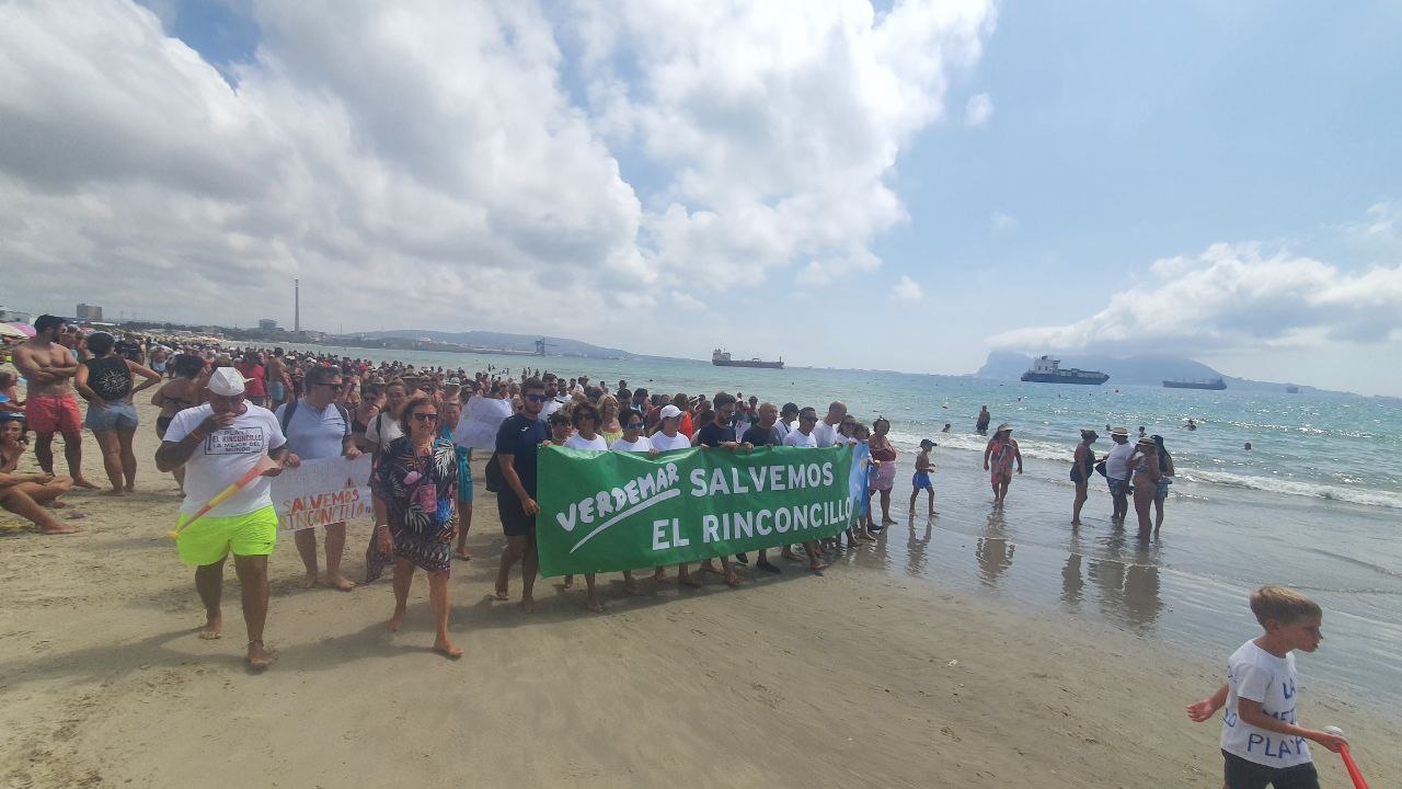 Abrazo al Agua 2025, playa del Rinconcillo, Bahía de Algeciras