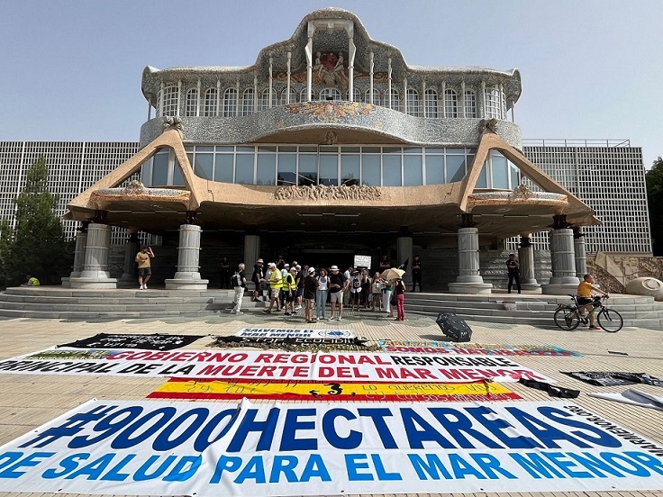 Concentración en contra de la reforma de la Ley del Mar Menor, a PP y VOX sólo les interesa Agroindustria y Macrogranjas
