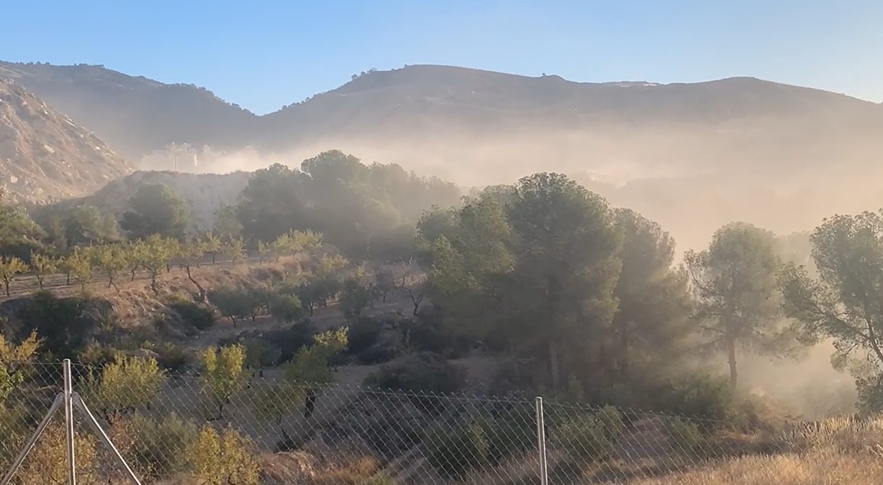 Desesperación y evacuación de población en localidades cercanas a Colina Cimar por la nube densa y tóxica