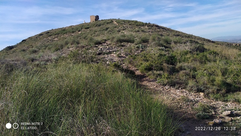 Ruta por el Cabezo de El Descargador en La Unión, subiendo por camino paralelo al Poblado Las Matildes en El Algar