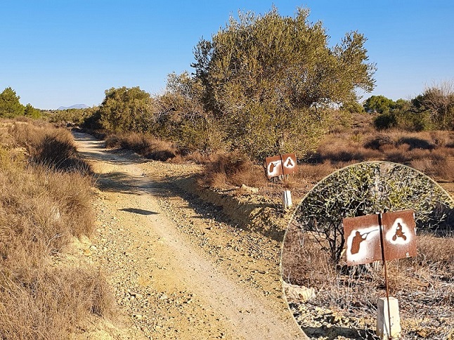 En la zona de Coto Cuadros en Murcia aparecen carteles incitando a la "caza" del ciclista