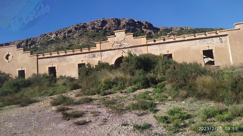 El Cuartel de Carabineros de El Gorgel  y el Cabezo del Aljibe, con unas maravillosas vistas al mar y a la Sierra de la Fausilla