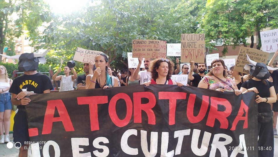Se concentraron ayer para exigir una Murcia Antitaurina, no es una fiesta ni es cultura, el sufrimiento y la tortura