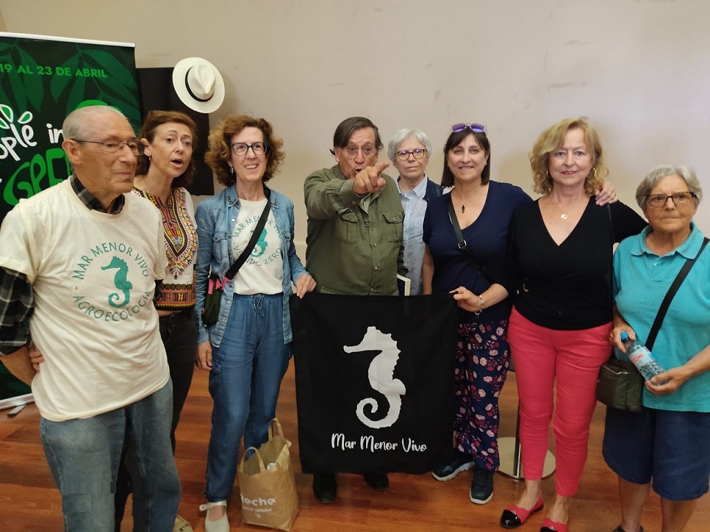 La concejala de Cultura de San Pedro del Pinatar, trata de impedir una foto con el naturalista Joaquín Araújo, porque el conserje se va