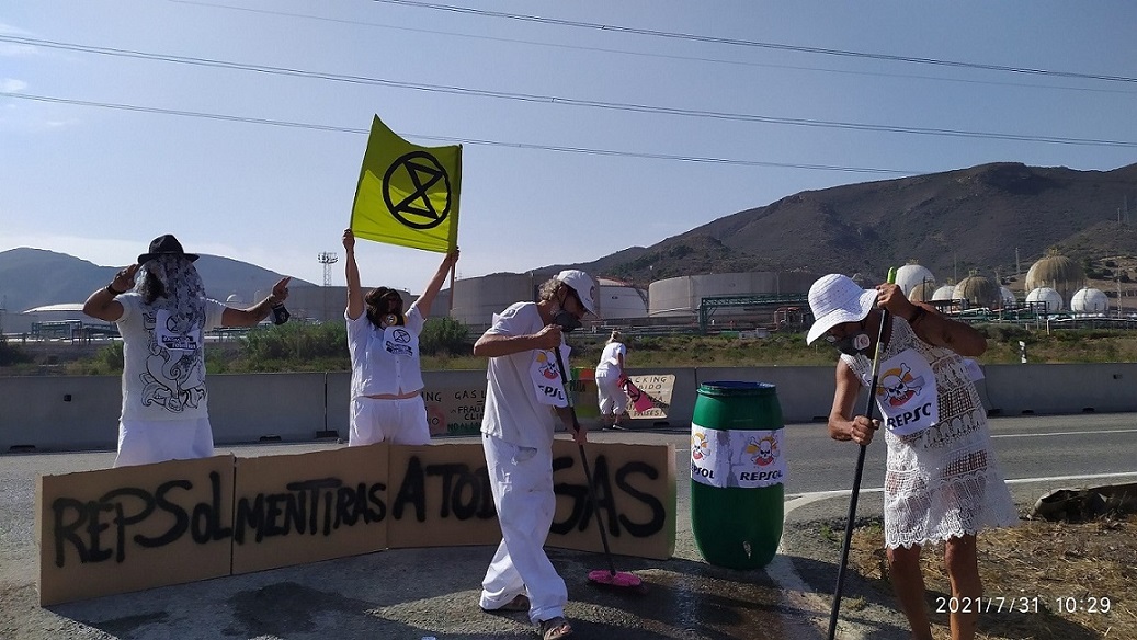 Acción XR en Cartagena en Valle de Escombreras, frente a Repsol, contra la importación de gas licuado y fracking