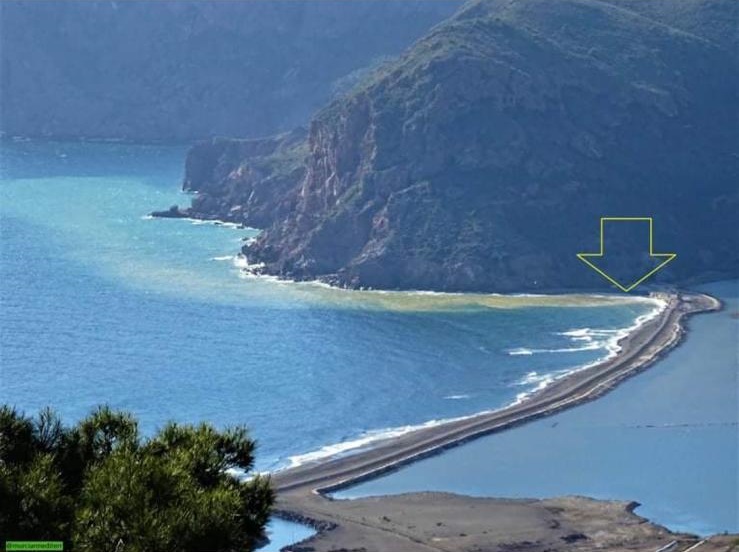 BAHÍA DE PORTMAN (MURCIA) LIXIVIADOS DE BALSAS CARGADAS DE AGUAS ÁCIDAS TRAS LOS ÚLTIMOS TEMPORALES SALIENDO AL MEDITERRANEO