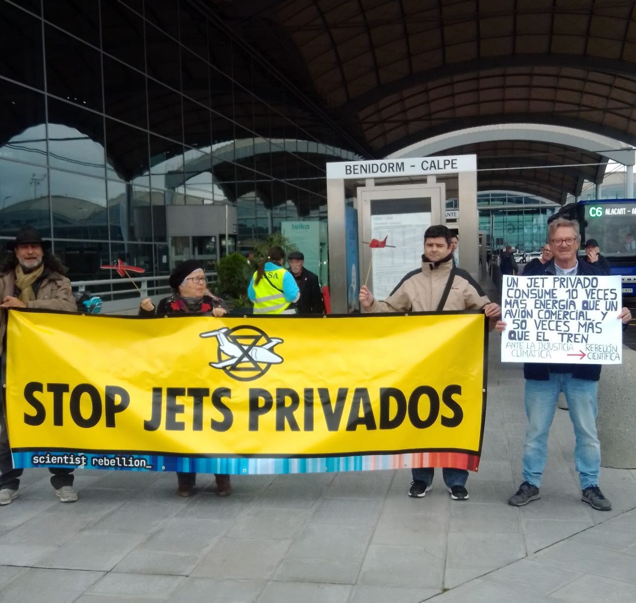 San Valentín, por el amor al Planeta bloquean globalmente la salida de jets privados, en España han realizado acciones en varios aeropuertos