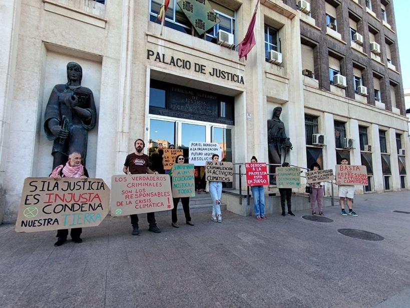 The Surge Murcia y XR Murcia junto con otros colectivos, han protestado en Murcia, en apoyo a las activistas climáticas de Futuro Vegetal
