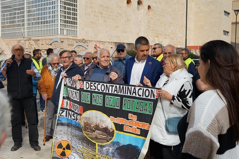 La plataforma contra los suelos contaminados, se han concentrado hoy exigiendo que la CARM apruebe la propuesta de Ercros para El Hondón