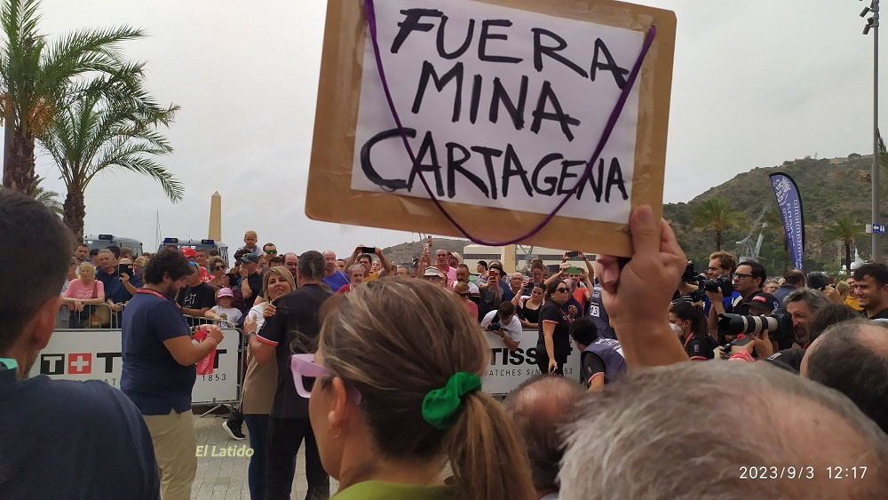 Reclaman NO A LA MINA desde Cartagena y La Aljorra, al paso de la vuelta ciclista para impedir que Cemex abra la mina
