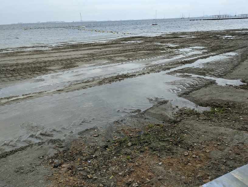 Denuncian un delito contra la salud y El Mar Menor, por vertidos en la playa de Colón en Santiago de la Ribera