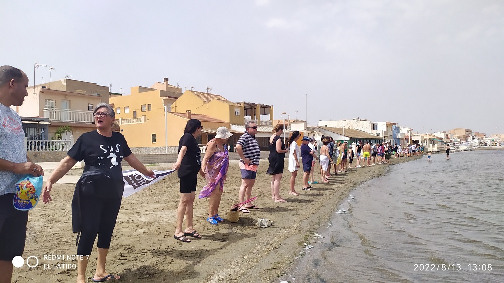 Miles y miles de personas rodean los 73 kilómetros del Mar Menor para abrazarlo y exigir su recuperación
