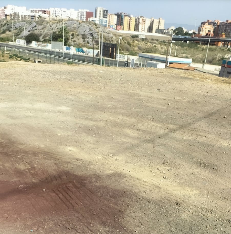Ante la denuncia interpuesta al Ayto.de Cartagena, Noelia Arroyo sale con el vallado, cuando el problema es por contaminación aérea