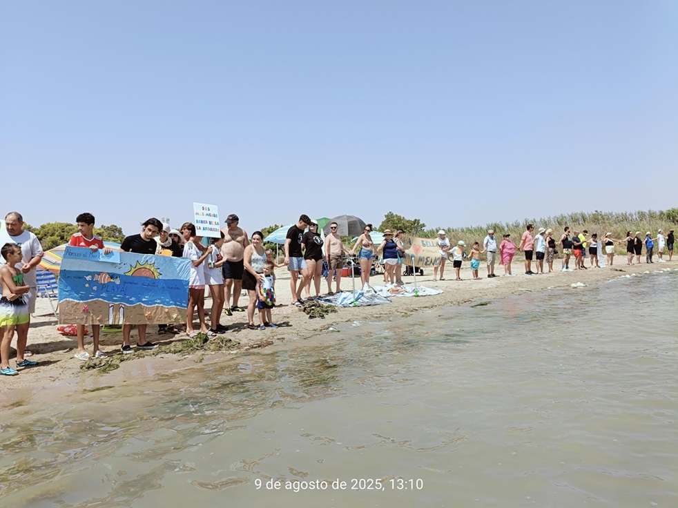 Del Mar Menor al resto del mundo, miles de personas en los 5 continentes, se funden en un abrazo, para defender todas las aguas