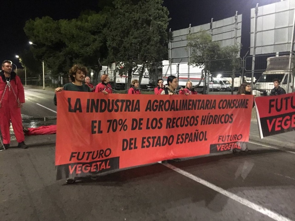 Futuro Vegetal bloquea la entrada de la zona cárnica de Mercabarna en Barcelona, para cambiar el sistema agroalimentario actual