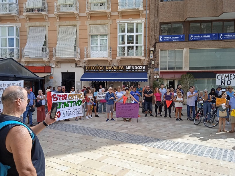 Se concentraron ayer 7-S, en la puerta del Ayuntamiento de Cartagena, para defender la zona oeste y no  pararán hasta que Cemex se vaya