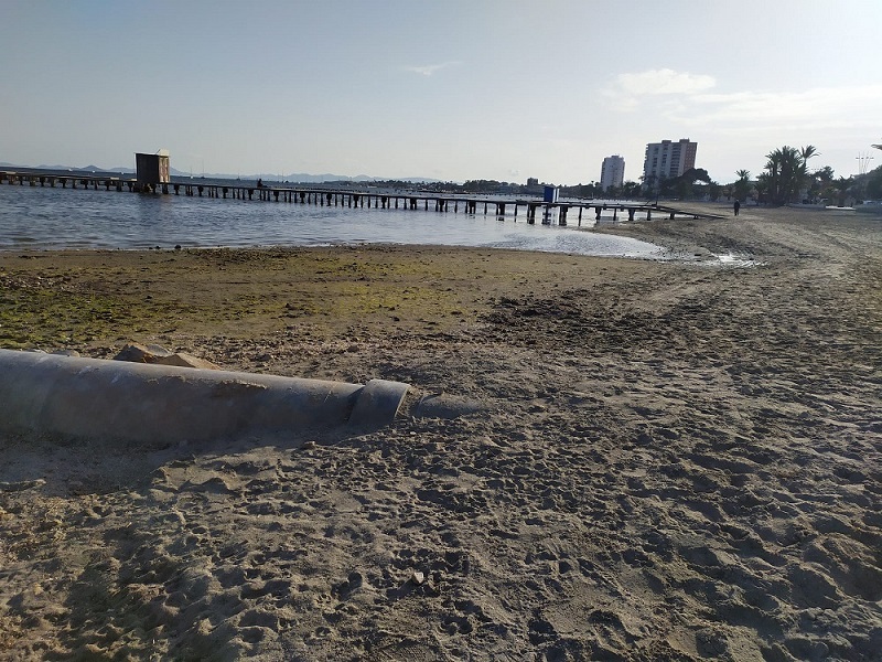 Denuncian nuevos vertidos al Mar Menor junto al tanque de tormentas de Santiago de La Ribera, detectándose amonio, nitratos y fosfatos