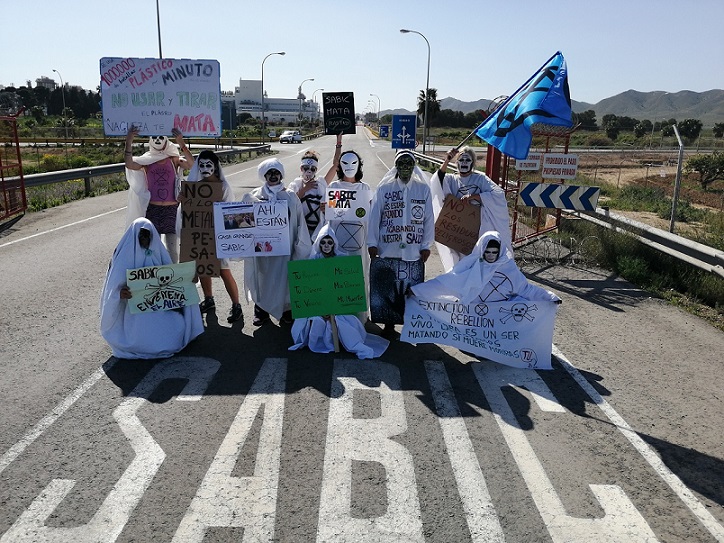 XR PLANTA CARA A SABIC, UNA DE LAS PETROLERAS MÁS CONTAMINANTE, EXIGIENDO MEDIDAS REALES ANTE SU CONTAMINACIÓN