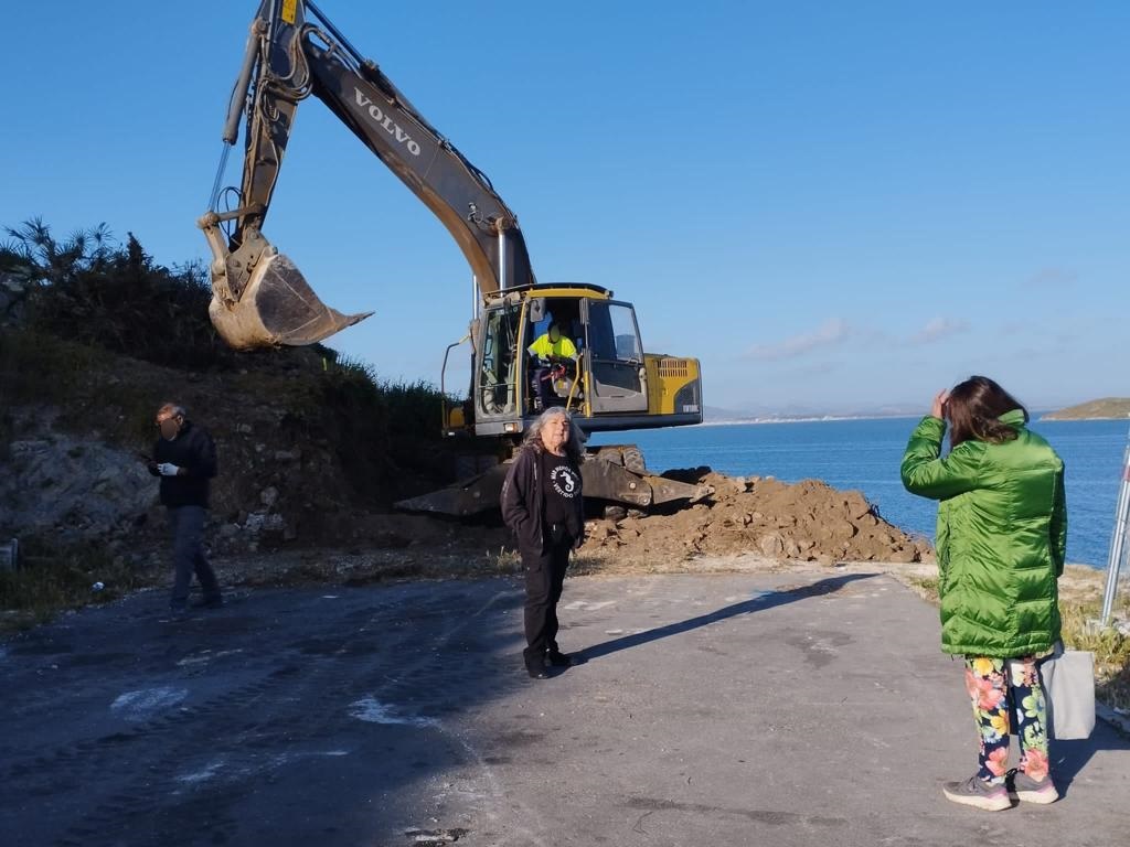 Aunque 3 valientes mujeres intentan parar las máquinas de Cala del Pino, han destruido la ladera, con plantas protegidas y un yacimiento