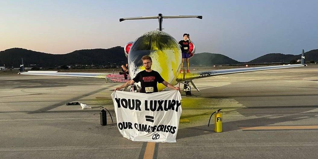 Pintan un jet privado en Ibiza porque “La Fiesta se ha terminado” bloquean el aeropuerto para denunciar la inacción ante la Crisis Climática