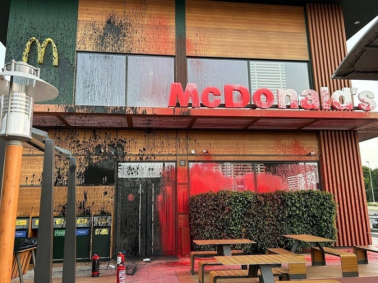 Futuro Vegetal baña con “sangre” y "petróleo" un McDonalds en Murcia por su responsabilidad en la Crisis Climática y para que actúen ¡YA!