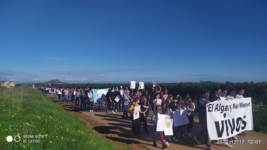 Marcha en El Algar por un pueblo y Mar Menor Vivos, en contra de fotovoltaicas que quieren instalar anárquicamente