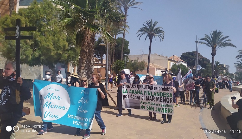 San Javier, sin su alcalde Jose Miguel Luengo (PP), se manifiesta por El Mar Menor, contra los emisarios que vierten en sus playas