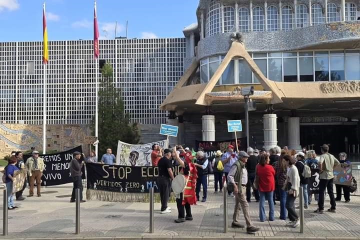 Numerosos colectivos se concentraron en la Asamblea Regional en Cartagena, contra la proposición que pretende modificar la Ley del Mar Menor