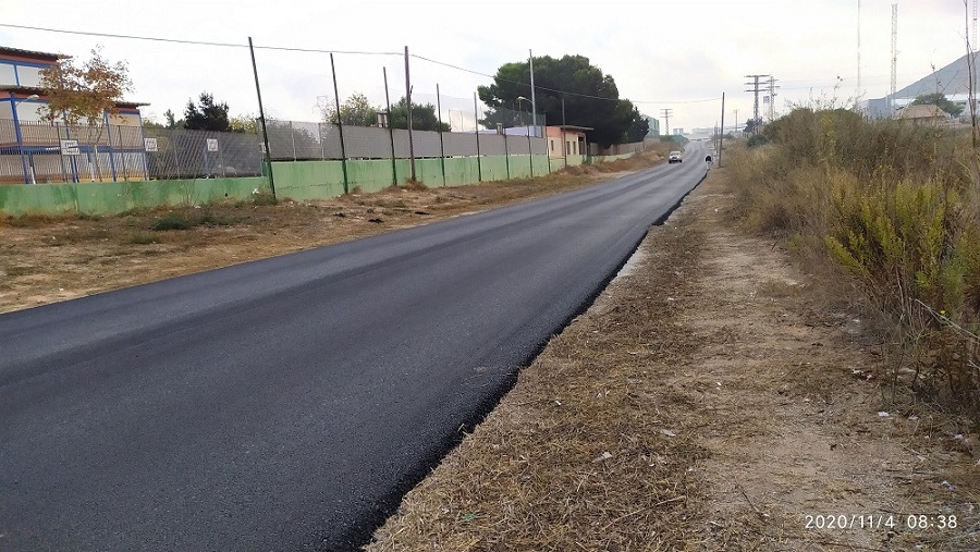 El Ayuntamiento de Cartagena asfalta un tramo entre el Colegio de la Asomada y la ITV, por lo mismo ¿porqué no el carril bici y peatones??