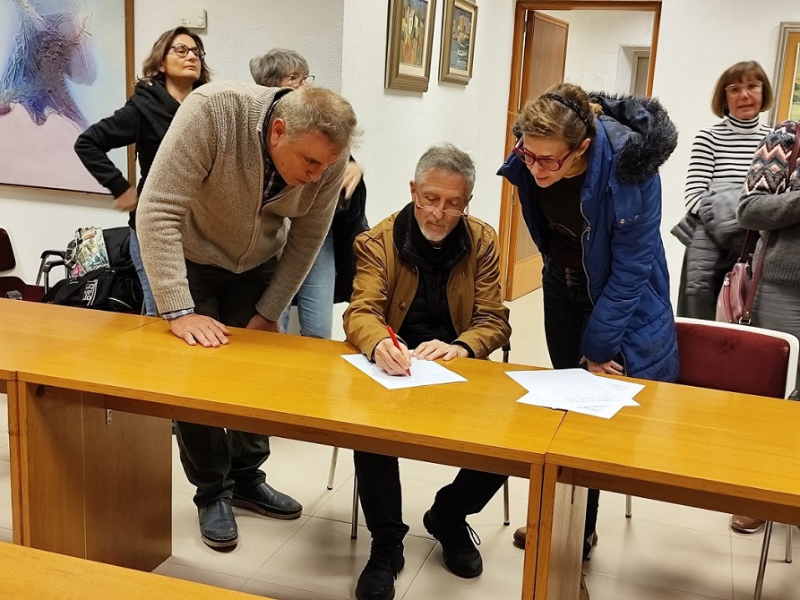 Fernando Valladares firmando Stop Biogás Mar Menor