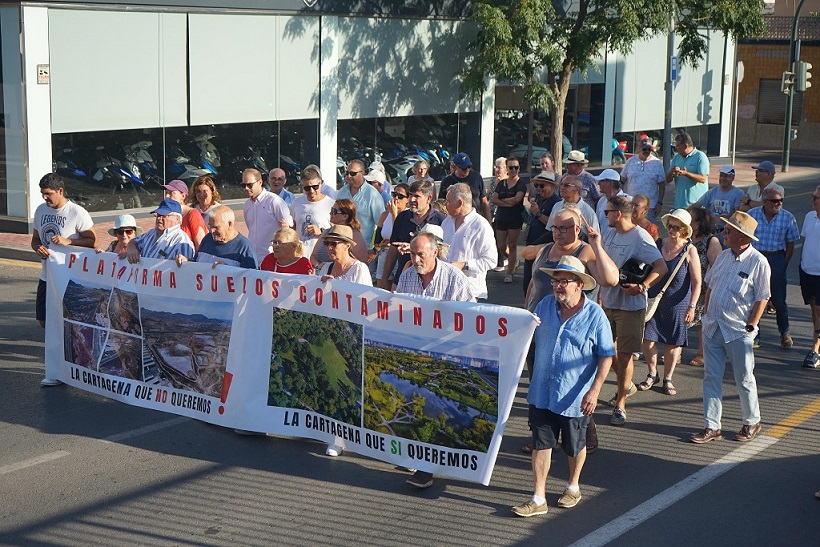 Ante la sordera institucional, nueva manifestación en el Hondón para exiguir la descontaminación de los terrenos de ZINCSA