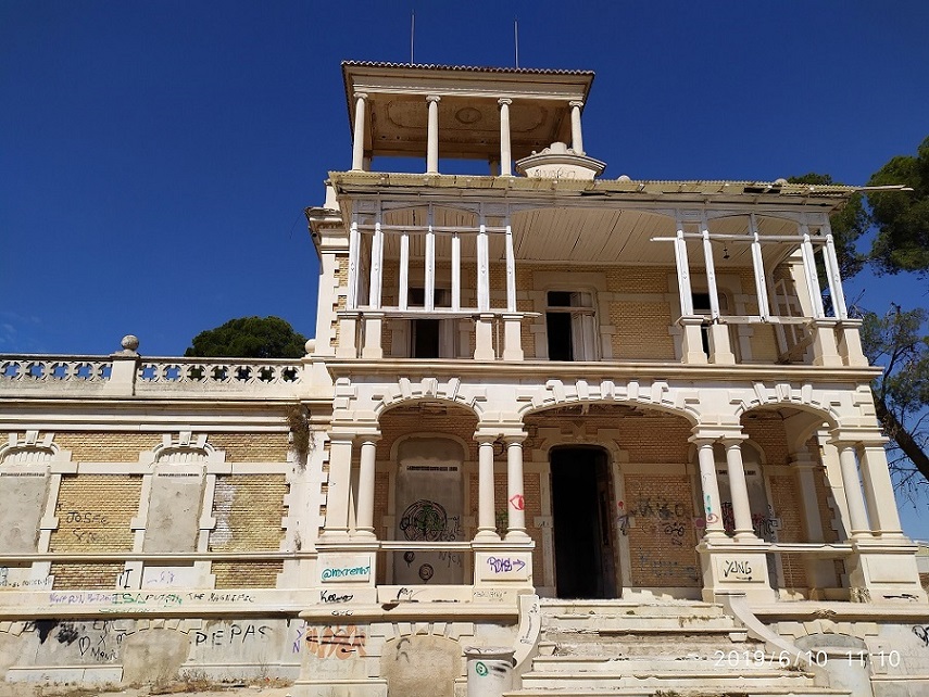 Villa Calamari, historia de una dejadez