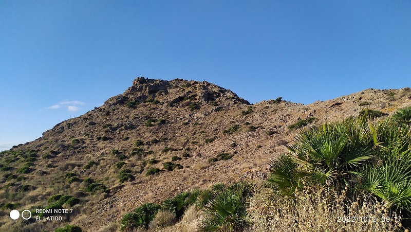 El Carmolí, el volcán extinguido, en el que podemos disfrutar de una gran biodiversidad, además de polvorines y petroglifos