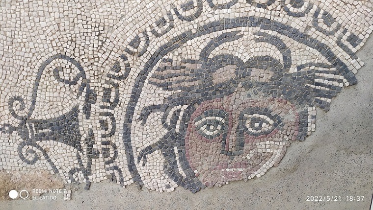 Por un tropiezo casual descubro que la recreación del mosaico de La Gorgona de la C/ Duque, no se parece a lo que pudo ser