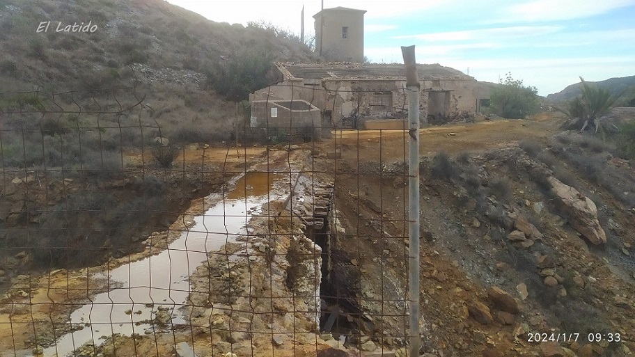 Mina Gloria y Túnel Lilian, por donde sale agua de forma permanente contaminada por metales pesados, que van a parar al Gorgel