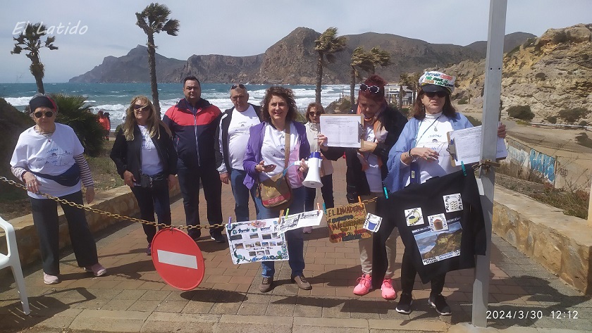 Portmán celebra 34 años del cese de los vertidos, y reclama la regeneración de la Bahía, un día ventoso que no desanimó a quienes asistían