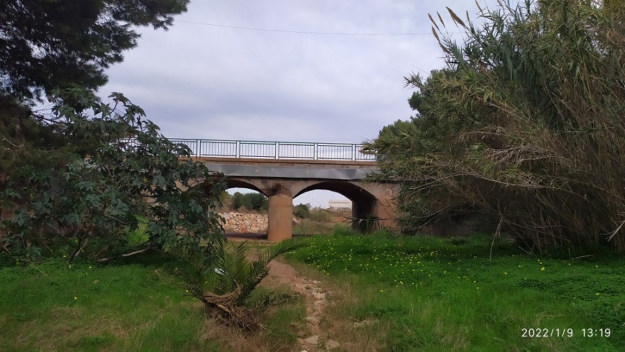 Rambla de la Carrasquilla en el tramo de Campo Verde a Los Belones y a lo largo de la rambla unas extrañas compuertas