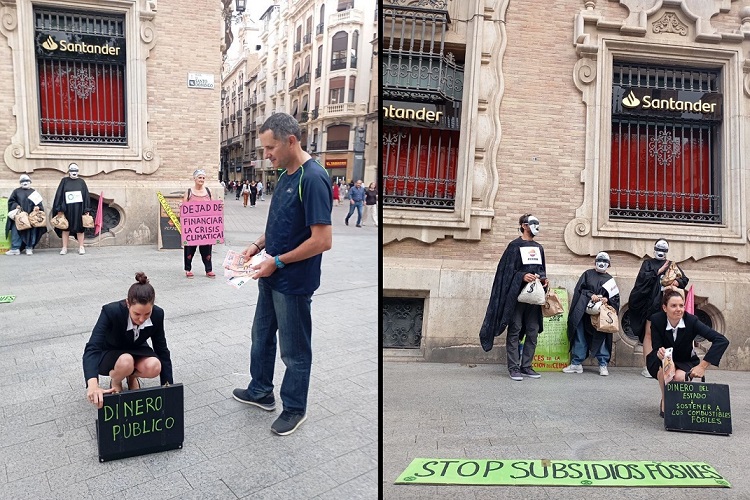 Extinction Rebellion Murcia realiza performance en la P.Santo Domingo (Murcia) exigiendo acabar con los subsidios a los combustibles fósiles