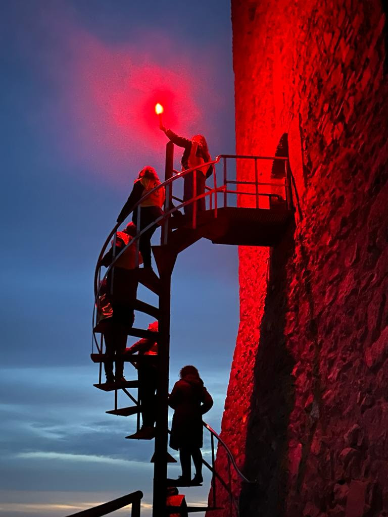 Aministía Internacional enciende la Torre de Santa Elena en La Azohía en Cartagena, participando junto a 180 localidades del Mediterráneo