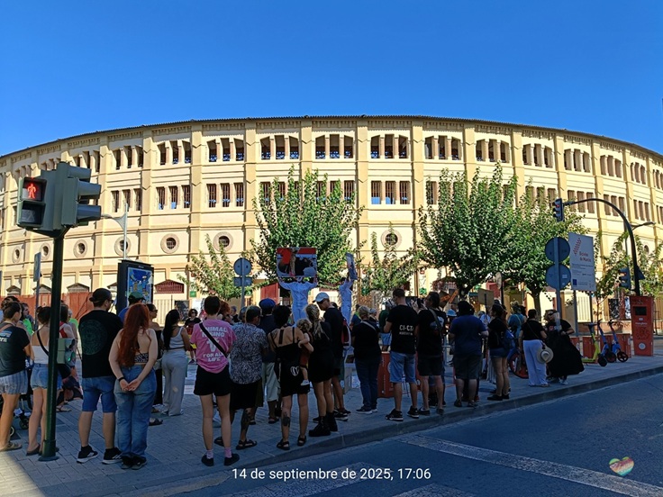 Concentración ayer, frente a la Plaza de Toros de Murcia, contra el maltrato animal y la permisión de menores al disfrute sádico del dolor