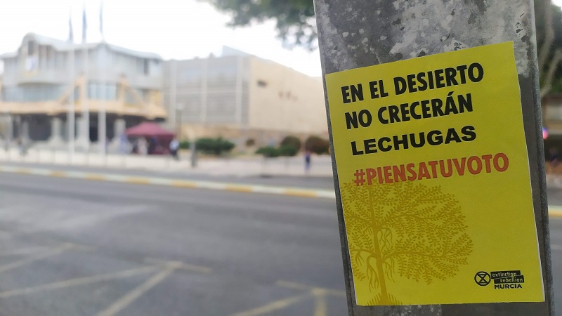 "PIENSA TU VOTO" durante este mes de mayo XR ha realizado una campaña de pegada de carteles en la Región de Murcia.