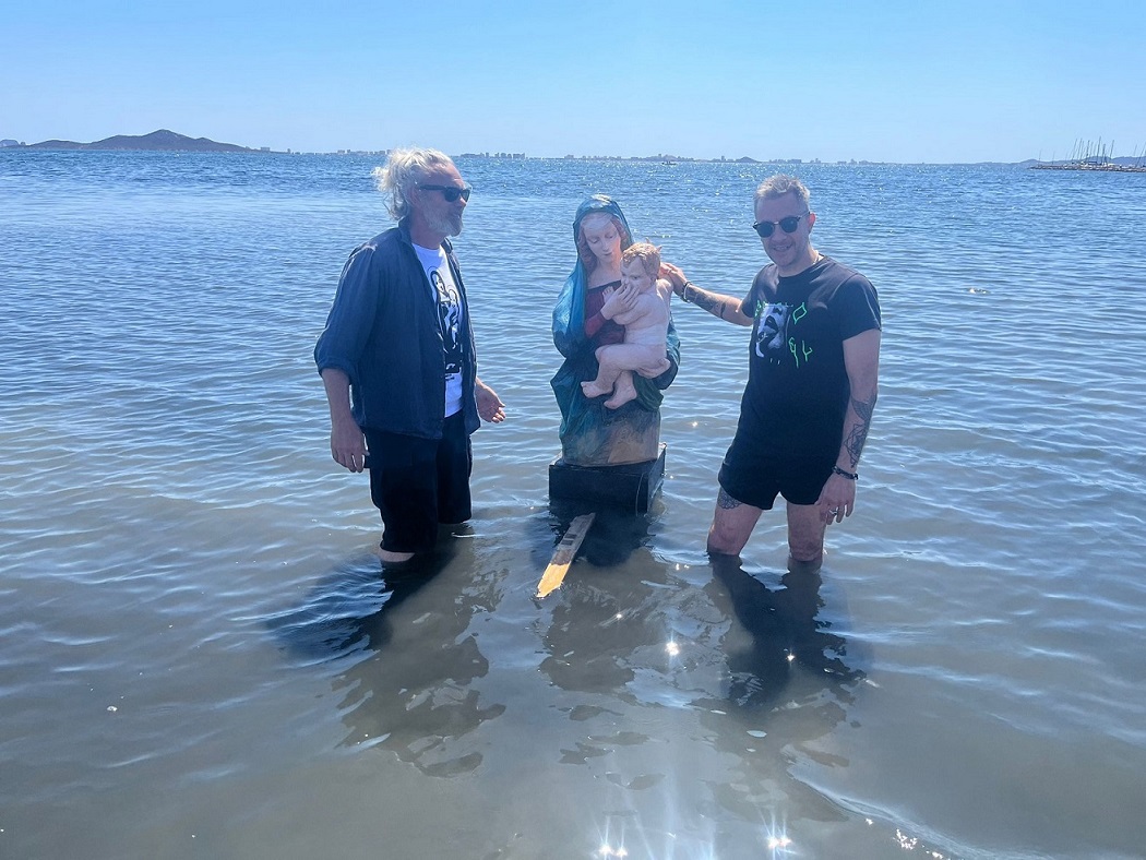 La Madonna dell’acqua Lurida se sumerge en el Mar Menor tras un viaje recorriendo los puertos industriales contaminados de Venezia a Taranto