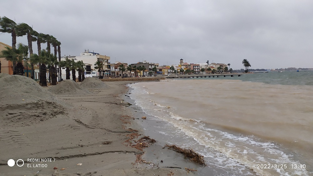 Así está La Rambla del Albujón y en Los Alcázares vemos montañas de arena que probablemente con las lluvias acaben en el Mar Menor